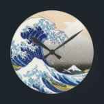 De grote golf van Kanagawa Katsushika Hokusai Ronde Klok<br><div class="desc">De grote golf van Kanagawa Cool oriental japanese Hokusai Fuji Uitzicht landschap kunichika yoshitoshi art japan china masterprint tidal golf grote houtafdrukhoutblokcultuur Oost mooie perfecte waterverf oude ouderwetse masterlijke japanese chinese landschap fuji berg uitzicht</div>