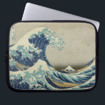 De Grote Golf van Kanagawa Laptop Sleeve<br><div class="desc">De Grote Golf van Kanagawa, ook bekend als The Great Wave of eenvoudig The Wave, is een houtsblokafdruk van de Japanse kunstenaar Katsushika Hokusai. Een voorbeeld van ukiyo-e-kunst: het werd ergens tussen 1830 en 1833 gepubliceerd als de eerste in de reeks van Hokusai, zesendertig Uitzichten van de berg Fuji, en...</div>