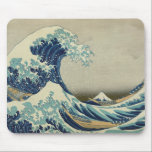 De Grote Golf van Kanagawa Muismat<br><div class="desc">De Grote Golf van Kanagawa, ook bekend als The Great Wave of eenvoudig The Wave, is een houtsblokafdruk van de Japanse kunstenaar Katsushika Hokusai. Een voorbeeld van ukiyo-e-kunst: het werd ergens tussen 1830 en 1833 gepubliceerd als de eerste in de reeks van Hokusai, zesendertig Uitzichten van de berg Fuji, en...</div>