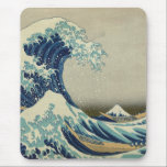 De Grote Golf van Kanagawa Muismat<br><div class="desc">De Grote Golf van Kanagawa, ook bekend als The Great Wave of eenvoudig The Wave, is een houtsblokafdruk van de Japanse kunstenaar Katsushika Hokusai. Een voorbeeld van ukiyo-e-kunst: het werd ergens tussen 1830 en 1833 gepubliceerd als de eerste in de reeks van Hokusai, zesendertig Uitzichten van de berg Fuji, en...</div>