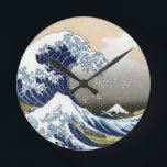De grote golf van Kanagawa Ronde Klok<br><div class="desc">Japanse kunst De Grote Golf van Kanagawa of de golf ... verbluffende illustraties in ukiyo-e stijl door een grote meester Katsushika Hokusai ... kunst op moderne producten uit Zazilicious</div>