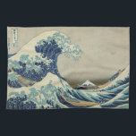De Grote Golf van Kanagawa Theedoek<br><div class="desc">The Great Wave off Kanagawa American MoJo Kitchen Towel The Great Wave off Kanagawa, ook bekend als The Great Wave of simpelweg The Wave, is een houtblokdruk van de Japanse kunstenaar Katsushika Hokusai. Het werd uitgegeven tussen 1830 en 1833 als de eerste in Hokusai's serie Zesendertig Uitzichten van de berg...</div>