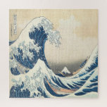 De Grote Golf van Kanagawa Ukiyo-e Japans Legpuzzel<br><div class="desc">Deze iconische kunst van Katsushika Hokusai is een van zijn meest gerenommeerde werken en de wereldwijde populariteit ervan blijft stijgen. Het kunstwerk toont twee boten gevuld met Japanse matrozen die uitkijken op de immense Grote Golf. De golf lijkt alsof het op het punt staat de boten volledig te overspoelen, waardoor...</div>