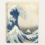 De Grote Golf van Kanagawa Ukiyo-e Japans Planner<br><div class="desc">Deze iconische kunst van Katsushika Hokusai is een van zijn meest gerenommeerde werken en de wereldwijde populariteit ervan blijft stijgen. Het kunstwerk toont twee boten gevuld met Japanse matrozen die uitkijken op de immense Grote Golf. De golf lijkt alsof het op het punt staat de boten volledig te overspoelen, waardoor...</div>