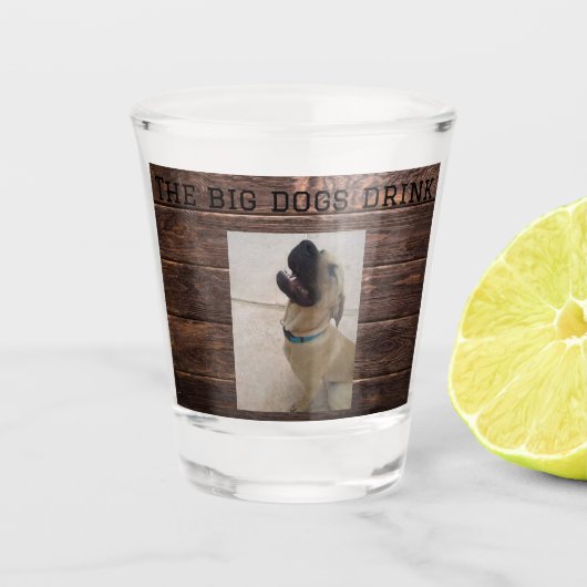 De grote honden drinken shot glas (Voorkant)