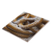 De grote pretzels van de New Yorkse straatverkoper Tegeltje (Zijkant)