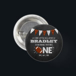 De grote schoppen | Football 1e verjaardag Ronde Button 3,2 Cm<br><div class="desc">Vier in stijl met deze leuke en zeer trendy 1e verjaardagsknoppen. Het ontwerp is gemakkelijk te personaliseren met uw speciale evenementenbewoording en uw gasten zullen blij zijn wanneer ze deze fantastische knoppen zien. Overeenkomende objecten vindt u in de collectie.</div>