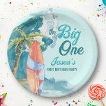 De grote surfwedstrijd op 1 verjaardag papieren bordje<br><div class="desc">De grote 1e verjaardag surfende retro strandpartij personaliseerde papieren borden. Een grote blauwe golf,  palmboom en een surf bord,  een mooie zomer,  een thema voor strandverjaardagsfeest.</div>