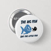 De grote vis eet de kleine vis Funny Button (Voorkant /achterkant)