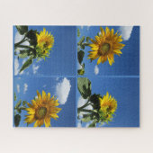de grote zonnebloem schijnt een blauwe hemel wit legpuzzel (Horizontaal)