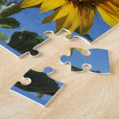 de grote zonnebloem schijnt een blauwe hemel wit legpuzzel (Zijkant)