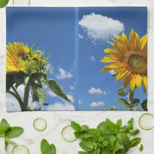 de grote zonnebloem schijnt een blauwe hemel wit theedoek (Gevouwen)