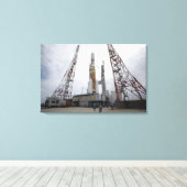 De H-IIB-raket op het lanceerpad Canvas Afdruk (Insitu (Houten vloer))