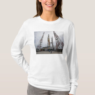 De H-IIB-raket op het lanceerpad T-shirt