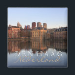 De Haagse skyline in Nederland tekstmagneet Magneet<br><div class="desc">Souvenir fotomagneet met de moderne skyline van het centrum van Den Haag samen met het historische Mauritshuis museum en de zetel van het Rijksparlementsgebouw met reflectie in het stilstaande water van het Hofvijver meer bij schemering in Nederland met de tekst: 'Den Haag,  Nederland',  Nederlands voor 'Den Haag,  Nederland'.</div>