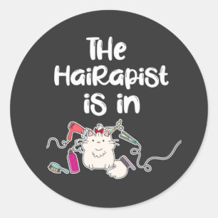 De hairapist zit in Funny Hairdresser Gifts   Ronde Sticker