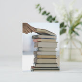 De hand die van het man een boek van een stapel briefkaart (Staand voorkant)