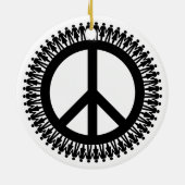 De hand om het wereldvredesbord houden keramisch ornament (Achterkant)