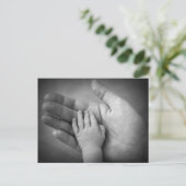 De hand van de baby van briefkaarten in de hand va (Staand voorkant)