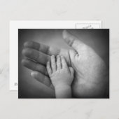 De hand van de baby van briefkaarten in de hand va (Voorkant / Achterkant)