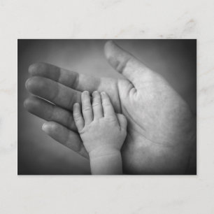 De hand van de baby van briefkaarten in de hand va