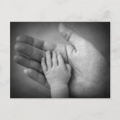 De hand van de baby van briefkaarten in de hand va (Voorkant)