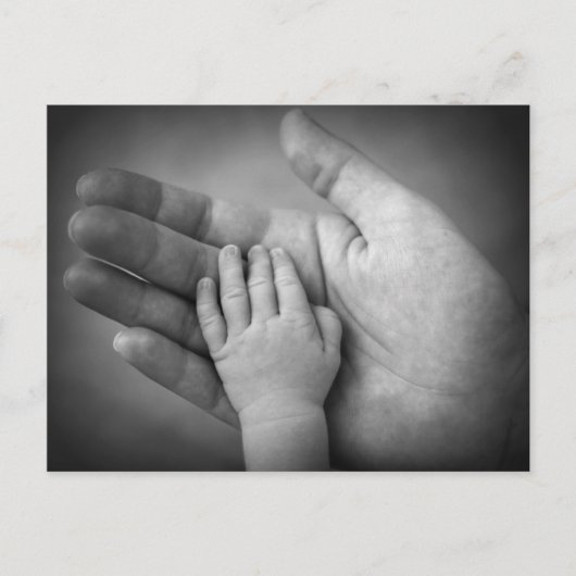 De hand van de baby van briefkaarten in de hand va (Voorkant)