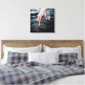 De hand van de vrouw die water aanraakt canvas afdruk (Insitu (Slaapkamer))