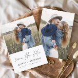 De hand Verlaten Wit sparen de Foto van de Datum Save The Date<br><div class="desc">Moderne en elegante foto bespaart de date bruiloft card. Sparen de kaart van de datumuitnodiging omvat witte Hand Lettertypografie en chic en eenvoudig ontwerp op een witte achtergrond die u uw aangepast afbeelding van de de foto van het verloving kunt toevoegen aan.</div>
