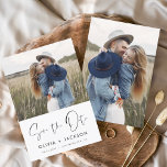 De hand Verlaten Wit sparen de Foto van de Datum Save The Date<br><div class="desc">Moderne en elegante foto bespaart de date bruiloft card. Sparen de kaart van de datumuitnodiging omvat witte Hand Lettertypografie en chic en eenvoudig ontwerp op een witte achtergrond die u uw aangepast afbeelding van de de foto van het verloving kunt toevoegen aan.</div>