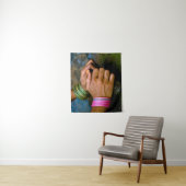 De handen van de vrouw aan het werk wandkleed (In situ)