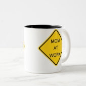 De hardwerkende Moms van de wereld respecteren Tweekleurige Koffiemok (Voorkant rechts)