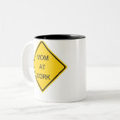 De hardwerkende Moms van de wereld respecteren Tweekleurige Koffiemok (Voorkant links)