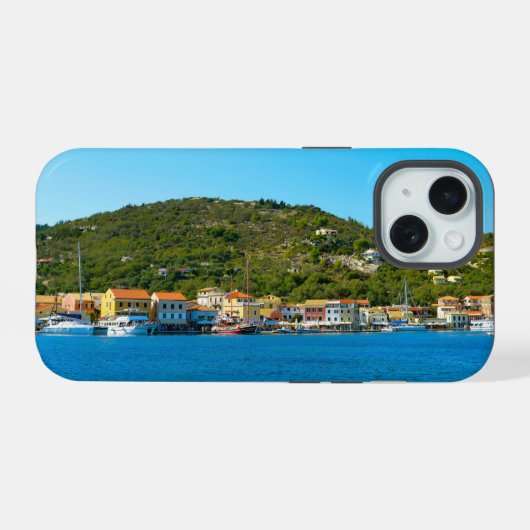 De haven van Antipaxos iPhone 15 Case (Achterkant horizontaal)