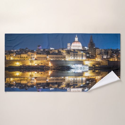 De haven van Valletta in de stad 's nachts Badhanddoek (Badhanddoek)