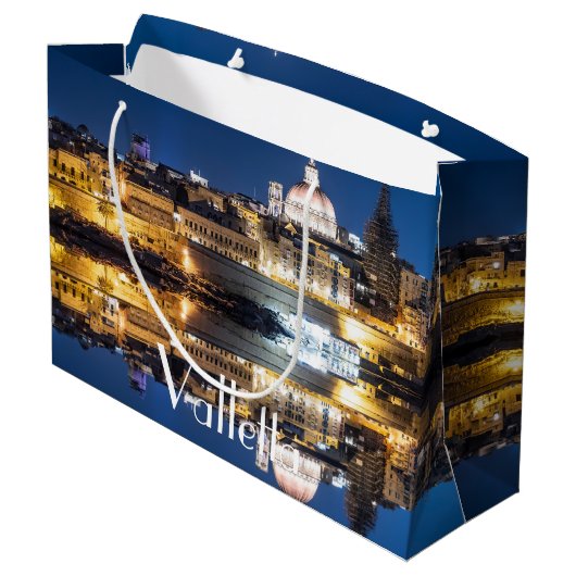 De haven van Valletta in de stad 's nachts Groot Cadeauzakje (Achterkant Gekanteld)