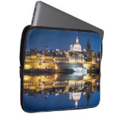 De haven van Valletta in de stad 's nachts Laptop Sleeve (Voorkant Rechts)