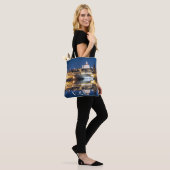 De haven van Valletta in de stad 's nachts Tote Bag (Op model)