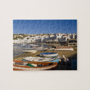 De havenstad met kleurrijke vissersboten legpuzzel