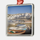 De havenstad met kleurrijke vissersboten metalen ornament (Links)