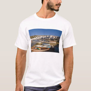 De havenstad met kleurrijke vissersboten t-shirt