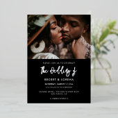 De hedendaagse moderne trouwfoto zwart-zilver folie uitnodiging (Staand Voorkant)