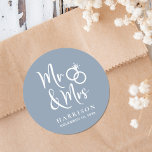 de heer Dusty Blue Wedding Ronde Sticker<br><div class="desc">Persoonlijke stoffige blauwe stickers voor je trouwcorrespondentie en gunsten met "Mr & Mrs." geschreven in een groot wit script en een witte afbeelding van twee trouwringen. Voeg jouw naam en trouwdatum toe.</div>