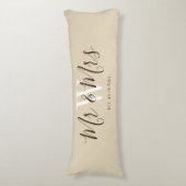 De heer en mevrouw Beige Script Passen getrouwd Mo Lichaamskussen (Voorkant Verticaal)