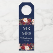 De heer en mevrouw Burgundy Floral Blue Wedding Flessenhanger (Voorkant)