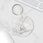 De heer en mevrouw | Elegant Marble Modern Script  Sleutelhanger<br><div class="desc">"Mr and Mrs." Elegant White Marble Modern Script Personalized Couple Gift Perfect as huwelijkscadeaus for newlywed,  bruiloft verjaardagstgiften,  Valentijnsdag giften en geschenk voor alle gelegenheden.</div>