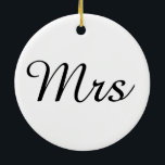 De heer en mevrouw | elegant modern echtpaar keramisch ornament<br><div class="desc">"Mr en Mrs." Geschikt voor een koppel met elegant modern zwart-wit design. Ideaal voor ・ Lovers/Couple ・ Pas getrouwd ・ Vertrouwdag ・ Valentijnsdag ook perfect voor huwelijkscadeaus/gunsten. Klik op de knop Aanpassen om het ontwerp aan te passen door de achtergrondkleur te kiezen die u wilt en zelfs uw eigen tekst...</div>