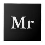 De heer en mevrouw | elegant modern echtpaar tegeltje<br><div class="desc">"Mr en Mrs." Geschikt voor een koppel met elegant modern zwart-wit design. Perfect voor・ Lovers/Couple・ Pas getrouwd・ Wedding-verjaardag・ Valentijnsdag Klik op de knop Aanpassen om het ontwerp aan te passen door de achtergrondkleur te kiezen die u wilt en zelfs uw eigen tekst toe te voegen. Overeenkomende objecten zijn ook in...</div>