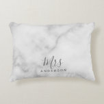 De heer en mevrouw | Elegant White Marble Modern S Decoratief Kussen<br><div class="desc">Elegant White Marble Modern Script Personalized Couple Gift

Perfect als huwelijkscadeaus voor pasgetrouwde,  trouwverjaardagsgeschenken,  Valentijnsdag geschenken en geschenk voor alle gelegenheden.</div>