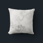 De heer en mevrouw | Elegant White Marble Modern S Kussen<br><div class="desc">"Mr and Mrs." Elegant White Marble Modern Script Personalized Couple Gift Perfect as huwelijkscadeaus for newlywed,  bruiloft verjaardagstgiften,  Valentijnsdag giften en geschenk voor alle gelegenheden.</div>